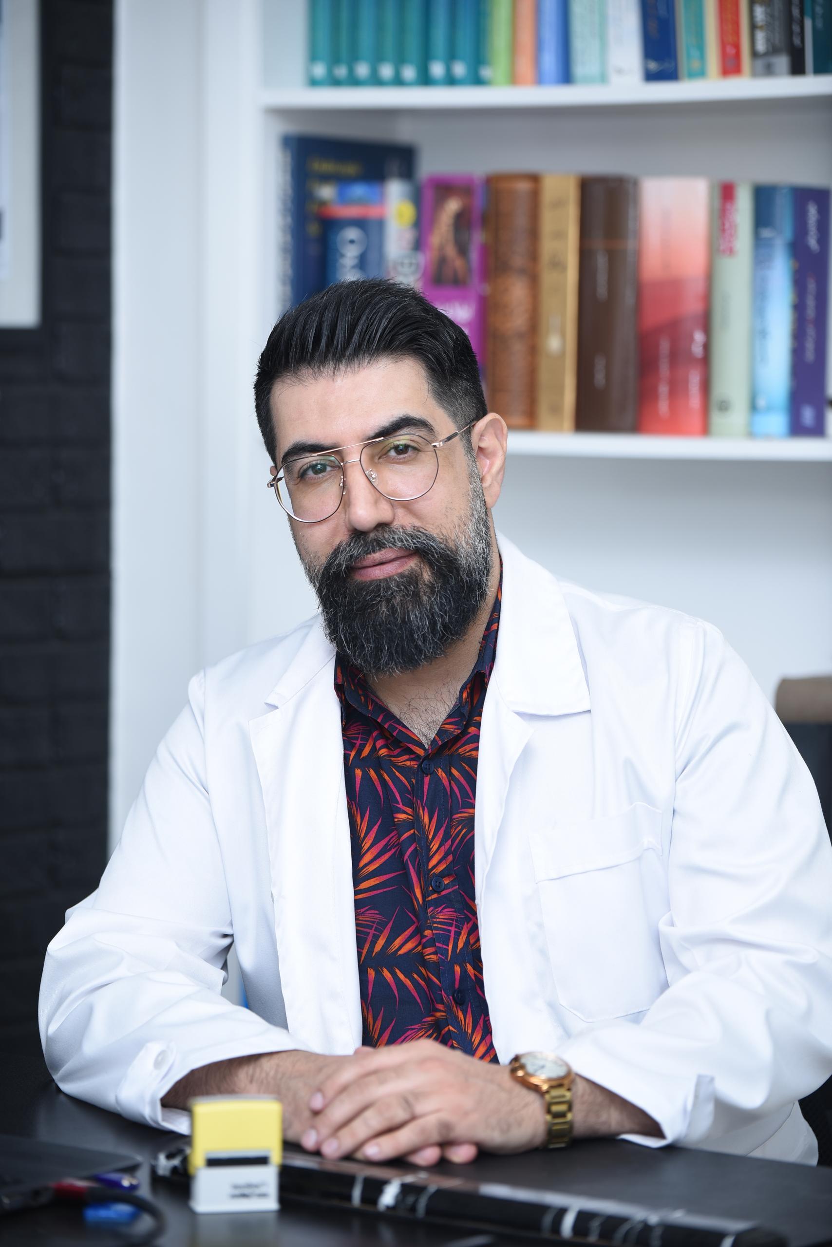 دکتر ایزدی در جلسه مشاوره — برنامه‌ریزی مراقبت و پیگیری با رویکردی آرام و دقیق