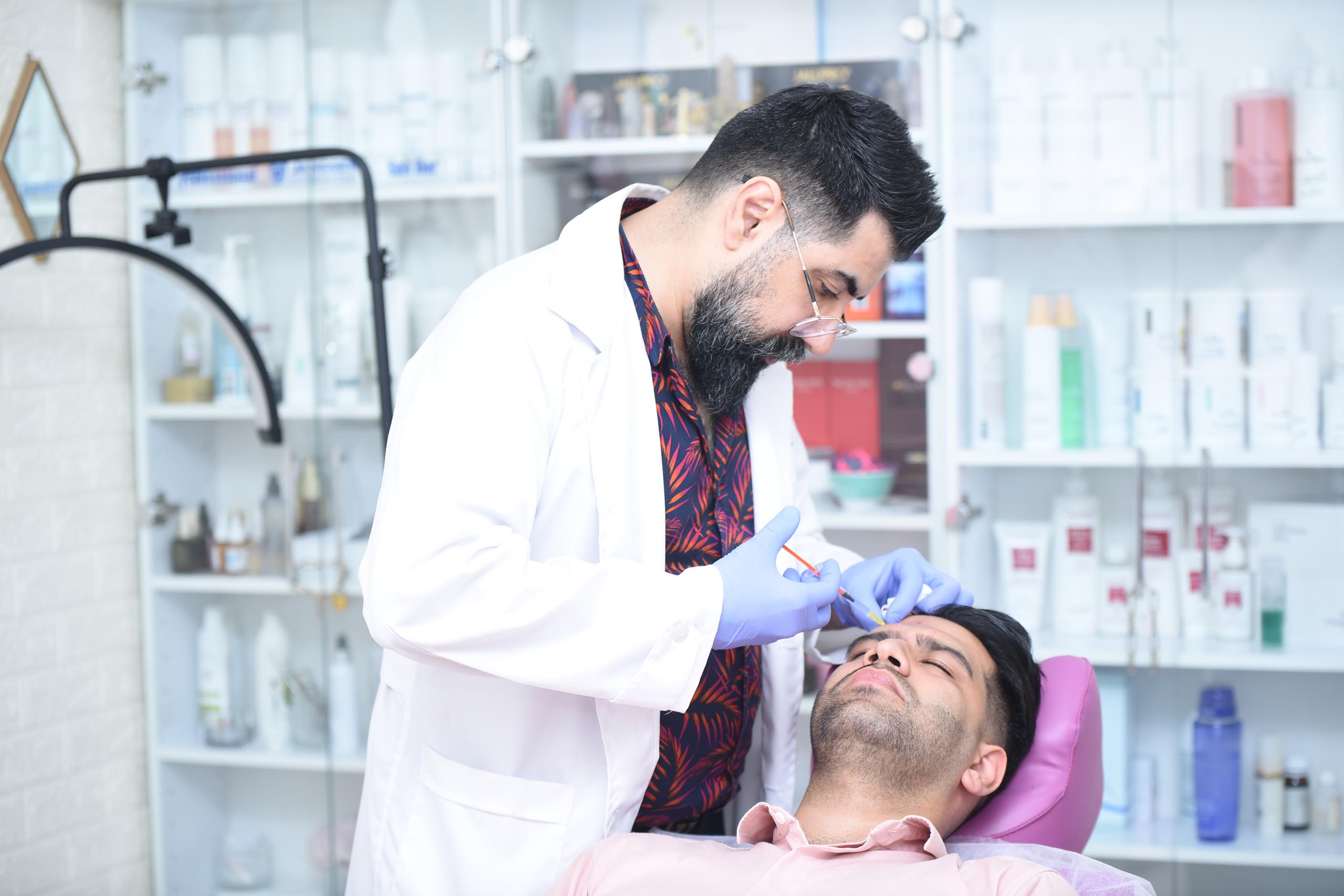 دکتر ایزدی در حال بررسی تناسبات چهره مرتبط با طراحی طبیعی ابرو